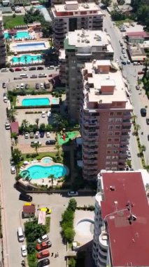 Yukarıdan dikey şekilli muhteşem havuz manzaraları olan yeni yerleşim yerlerini keşfederken gizli bir kaçış yolu keşfedin..