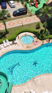 Yeni yerleşim yerlerinin çarpıcı hava manzaralı kentsel paradislere kaçın. Bu paraşütler dikey formatta davet ediliyor..