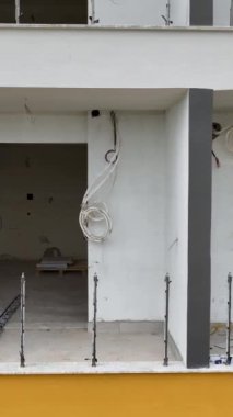 Bu dikey videoda pencere ve cephe kurulumlarına odaklanarak ev inşaatının ilerlemesini izle.