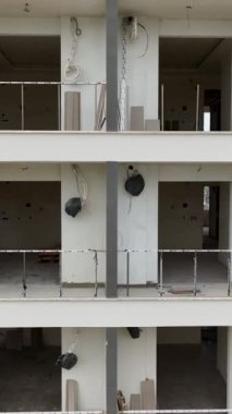 Bu dikey videoda pencere ve cephe ögeleri kurulurken ev inşaatının tamamlanmasına tanık olun.