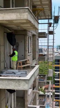 Bu dikey videoda pencere ve cephe çalışmalarına dair havadan bir bakış ile evler inşa etme sürecini inceleyin.