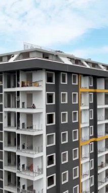 Ev inşaatı hakkında bir hava ilerleme raporu al, ön cephe geliştirmeleri ve dikey biçimdeki pencere kurulumlarına odaklan.