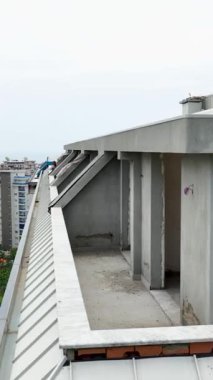 Pencere ve cephe kurulumları da dahil olmak üzere ev inşaatının karmaşık detaylarını dikey olarak gördüğünüz gibi rüya inşa etmenin özünü yakalayın.