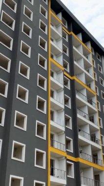 Bu dikey videoda pencere ve ön cephe çalışmalarının hava röflelerine tanık olduğunuz için dönüştürücü yapıyı tecrübe edin.