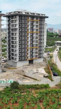 Ev inşaatının dikey görüntüsünde karmaşık pencere ve cephe ayrıntılarını incele.