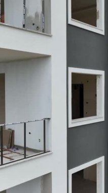 Ev inşaatının güzelliğine hayret. Gökyüzü perspektifi, pencereyi ve ön cepheyi dikey formatta renklendiriyor..