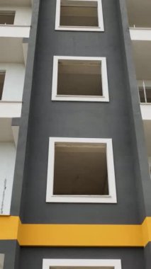 Bu dikey videoda, pencere kurulumu ve cephe çalışması da dahil olmak üzere ev inşaatının son dokunuşlarına bakın.