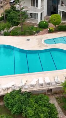 Bu dikey videoda pencereler ve cephe dahil olmak üzere son detaylar tamamlandığı için ev inşaatı hakkında güncelleme alın.