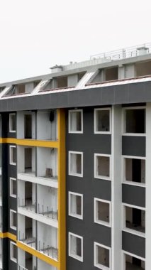 Bu dikey videoda, pencere kurulumu ve ön cephe unsurlarının yer aldığı, son safhasında bir yüz gerdirmeye tanık olun..