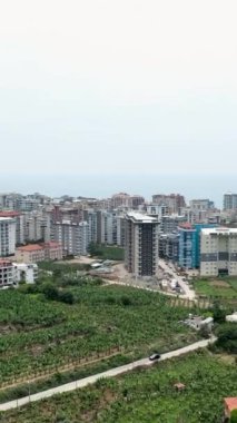 Bu dikey videoda pencereler ve ön cephe çalışmaları canlandıkça hayaller inşa etmenin ilerlemesini gözler önüne sermek.