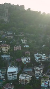 Bu dikey videoda Alanya 'nın gökyüzü manzaralı yatlarını ve büyüleyici antik kalesini keşfedin..