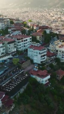 Alanya kıyılarının ihtişamına tanık olun. Rıhtım ve antik şatosunu gösteriyor. Hepsi bu dikey videoda havadan izleniyor..