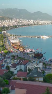 Bu dikey videoda rıhtım, yat ve antik kalenin yer aldığı Alanya 'da bir hava macerasına binin..