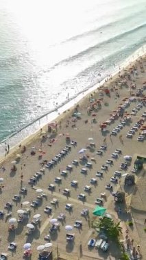 Tatilcilerin bu dikey videoda huzur ve güzellik bulduğu bir Türk yazı cenneti olan Alanya 'yı keşfedin..