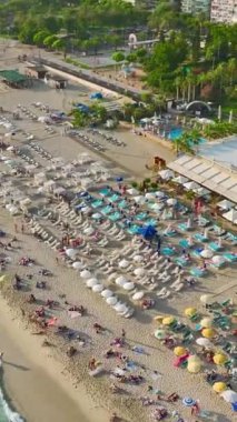 Tatilciler bu dikey videoda yaz tatillerinde Akdeniz kıyılarında eğlenirken Alanya 'da kıyı serenadının tadını çıkarın..