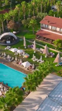Türkiye 'nin Alanya kentinde deniz kenarındaki maceralara atlayın. Bu dikey videoda gezginler heyecan verici bir yaz tatili için kaçarlar..
