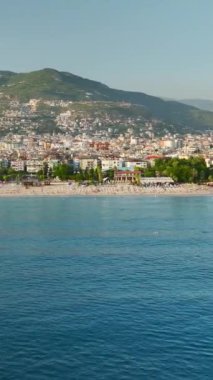 Huzurlu bir sahil gününün tadını çıkar, sahildeki güneşli yataklarda uzan.