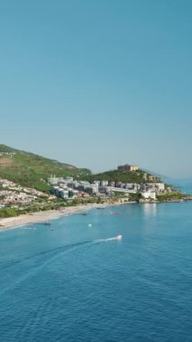 Deniz paraşütünün heyecanını yaşarken nefes kesici manzaranın tadını çıkar..