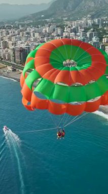 Güzel Akdeniz 'in üzerinde deniz paraşütü yaparak yeni mutluluklara ulaş..