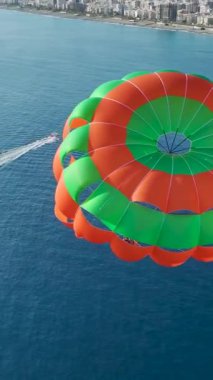 Yükseklerde paraşütle atlarken aşırı adrenalin yüklenmesine hazır olun..