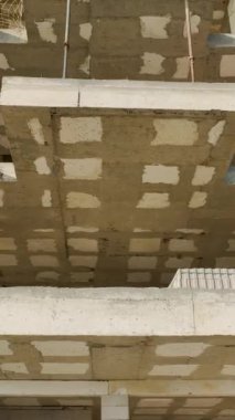 Üst katlardaki metal yapıların yükselişini tecrübe edin, bu dikey video yolculuğunda Akdeniz manzaralı evler inşa edin..