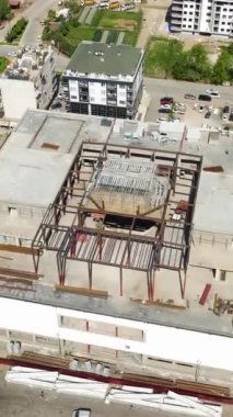 Metal yapıların üst katlarda yükselmesini, Akdeniz boyunca kıyı evlerini şekillendirmesini bu dikey video gösterisiyle huşu içinde izleyin..