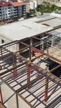 Üst katlardaki metal harikalarının tırmanışına katılın, bu dikey video ile Akdeniz 'de inşaat zarafetini yakalayın..