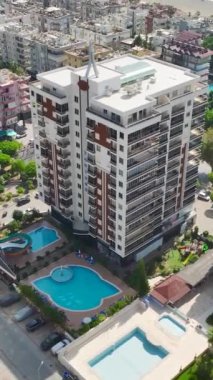 Bu dikey videoda elit bir konut kompleksini gösteren bir göl havuzu ile Akdeniz 'in lüks içinde geri çekilmesini tecrübe edin..