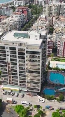 Bu dikey videoda, Akdeniz 'in elit bir konut kompleksindeki lüks ufuk çizgisine tanık olun..