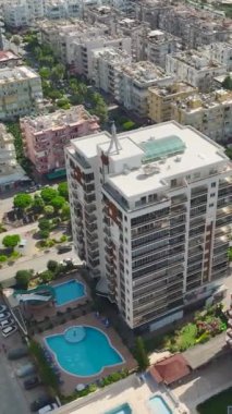 Akdeniz kıyısındaki elit bir sitede lüks içinde yaşamak, bu dikey videoda gök mavisi yansımalarını vurgulamak..