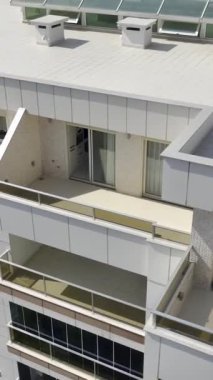 Akdeniz 'in elit yerleşim yerlerindeki zenginliğini gözler önüne seren bu dikey videoda büyüleyici bir gök mavisi havuzu seriyor..