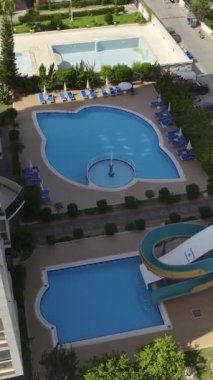 Bu dikey videoda elit bir konut kompleksini gösteren bir göl havuzu ile Akdeniz 'in lüks içinde geri çekilmesini tecrübe edin..