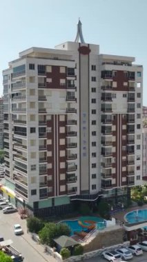 Akdeniz 'in elit kıyı konutlarının ihtişamını yakalayın, bu dikey video gösterisinde gökyüzü havuzu sergiliyorsunuz..