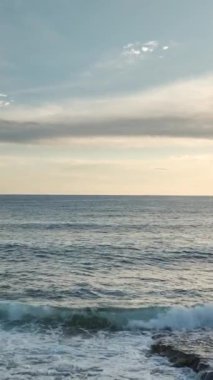 Bu sakinleştirici dikey videoda deniz üzerinde pürüzsüz bir dron uçuşu ile sakin görüntüler deneyimleyin.