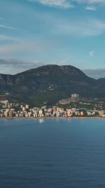 Maceraya katılın. Bir tamir gemisi bu dikey videoda yakıt ikmali için rıhtıma gidiyor. Denizdeki bir tamir görevini yakalıyor..
