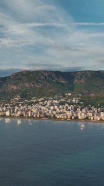 Bu dikey video sahnesinde hızlı bir yakıt ikmali için yakıt ikmali yapan bir tamir gemisi geldiğinde tecrübe rıhtımı..