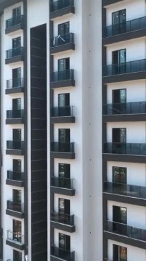 Gökyüzünden gelen inşaat sürecine tanık olun, bu dikey videoda cephelerin, balkonların ve pencere kurulumlarının altını çizerek.