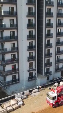İnşaatın zarafetini yukarıdan tecrübe edin, evlerin, cephelerin, balkonların ve pencere kurulumlarının altını çizin.