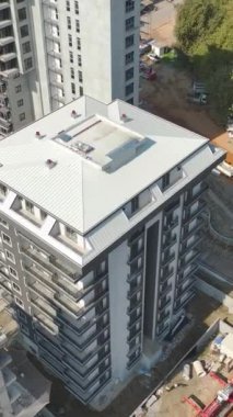 Ufuk çizgisinde şekillenen evlere hayret, cephe, balkon ve pencere kurulumları hava manzaralı.