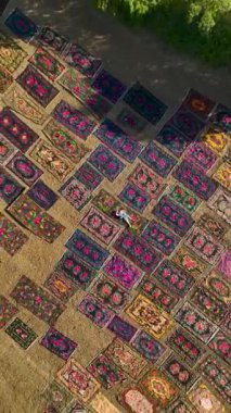 Bu dikey video gösterisinde bir Türk halı fabrikasının sanatına adım atın.