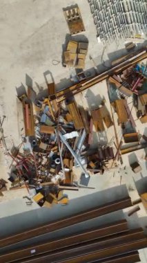 Tanık, bu dikey videoda beton yüzeyde metal materyallerin yer aldığı bir inşaat alanının 4K görüntülerini detaylı olarak anlattı..