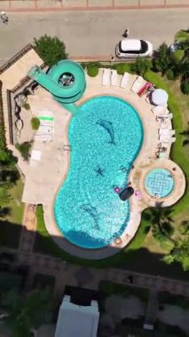 Bu dikey videoda elit bir konut kompleksinde gökyüzü manzaralı 4K 'lık bir lükse dalın..