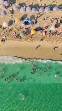 4K 'da Akdeniz' e kaçmak, bu dikey videoda mavi denizde yüzen insanların güzelliklerini yakalamak..