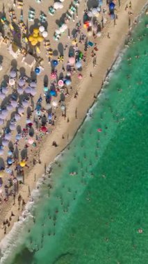 4K 'da bir göktaşı cenneti keşfedin, bu dikey videoda insanların güzel Akdeniz' de yüzüşlerinin havadan görüntüsü olsun..