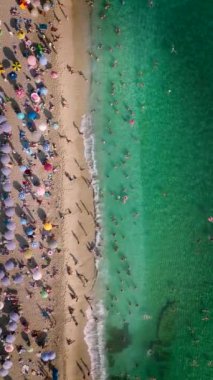 4K 'da sahile çekilip, bu dikey videoda gök mavisi Akdeniz' in tadını çıkaran insanları çekeceğiz..