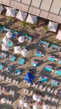 Gökyüzü manzaralı 4K plaj cennetine kaçmak Akdeniz 'in masmavi sularında yüzen insanları yakalamak.