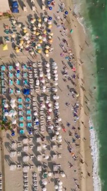 4K 'da Akdeniz' e kaçmak, bu dikey videoda mavi denizde yüzen insanların güzelliklerini yakalamak..