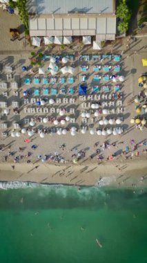 4K 'da bir kıyı cenneti keşfedin. Gök mavisi güzel Akdeniz' de yüzen insanların havadan görüntüsü olsun..