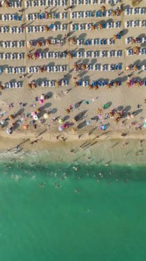 4K 'da bir göktaşı cenneti keşfedin, bu dikey videoda insanların güzel Akdeniz' de yüzüşlerinin havadan görüntüsü olsun..