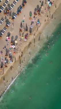 4K 'da sahile çekilip, bu dikey videoda gök mavisi Akdeniz' in tadını çıkaran insanları çekeceğiz..